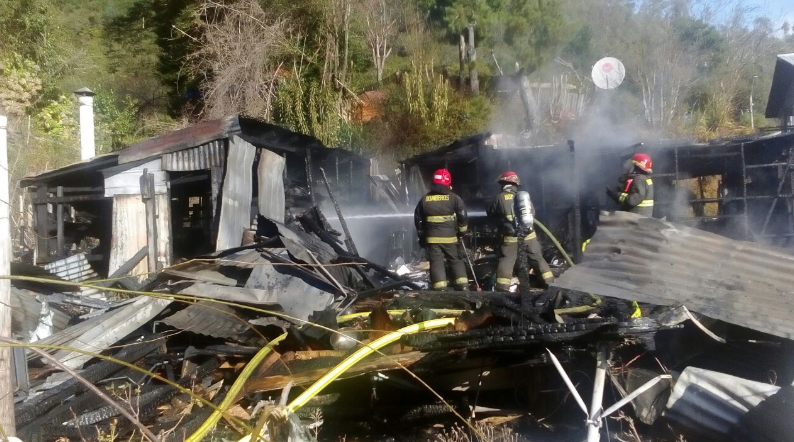 Los Ríos: Incendio consumió por completo dos viviendas en el sector La Aguada de Corral