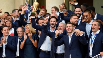 Los campeones del mundo recibieron un baño de ovación en París