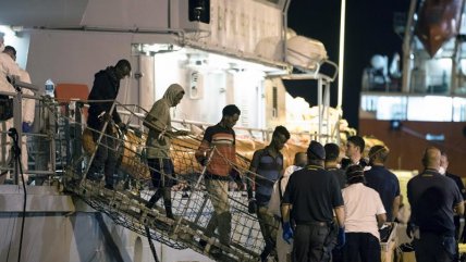 Italia autorizó el desembarco de 450 inmigrantes que serán reubicados en Europa