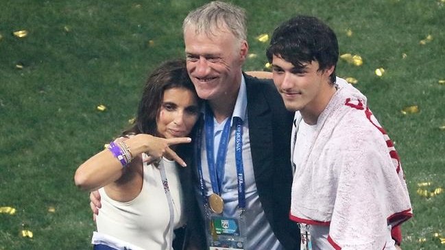 Beckenbauer le dio la bienvenida a Deschamps al 