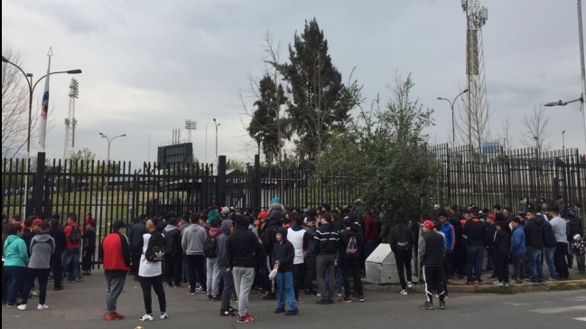 Hinchas de Colo Colo invadieron los estacionamientos del plantel