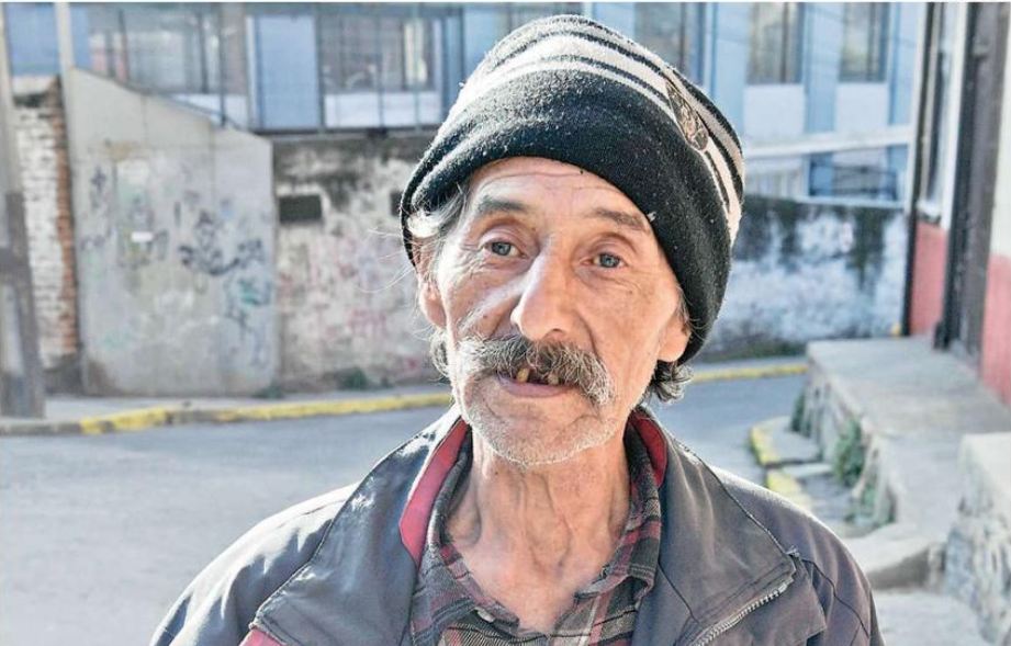 Intentan convencer a adulto mayor para que deje de dormir en automóvil