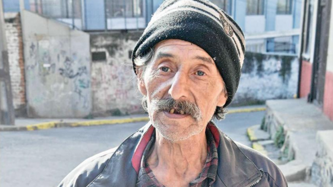 Intentan convencer a adulto mayor para que deje de dormir en automóvil