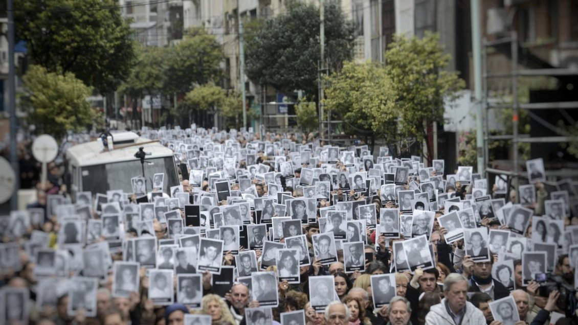 Familiares vuelven a pedir justicia a 24 años del atentado a AMIA en Argentina