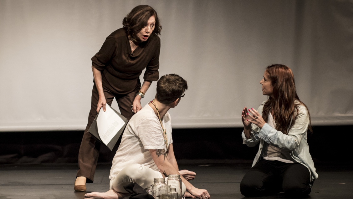 Lanzan iniciativa que llevará gratis al teatro a adultos mayores