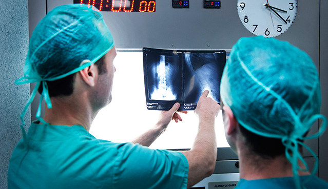 Pionera cirugía lumbar permitirá a joven no perder la movilidad