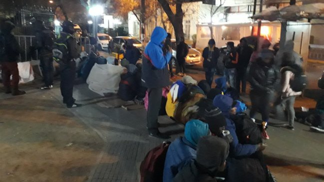 Extranjeros realizan largas filas en Providencia para regularizar su situación en el país