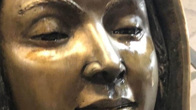 Investigan estatua de la virgen María que 