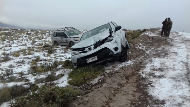 Parinacota: Tres vehículos fiscales colisionaron producto de la nieve