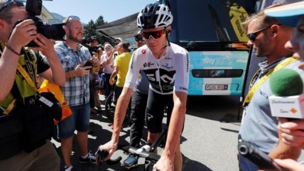   Aficionado intentó empujar a Chris Froome durante la duodécima etapa del Tour de Francia 