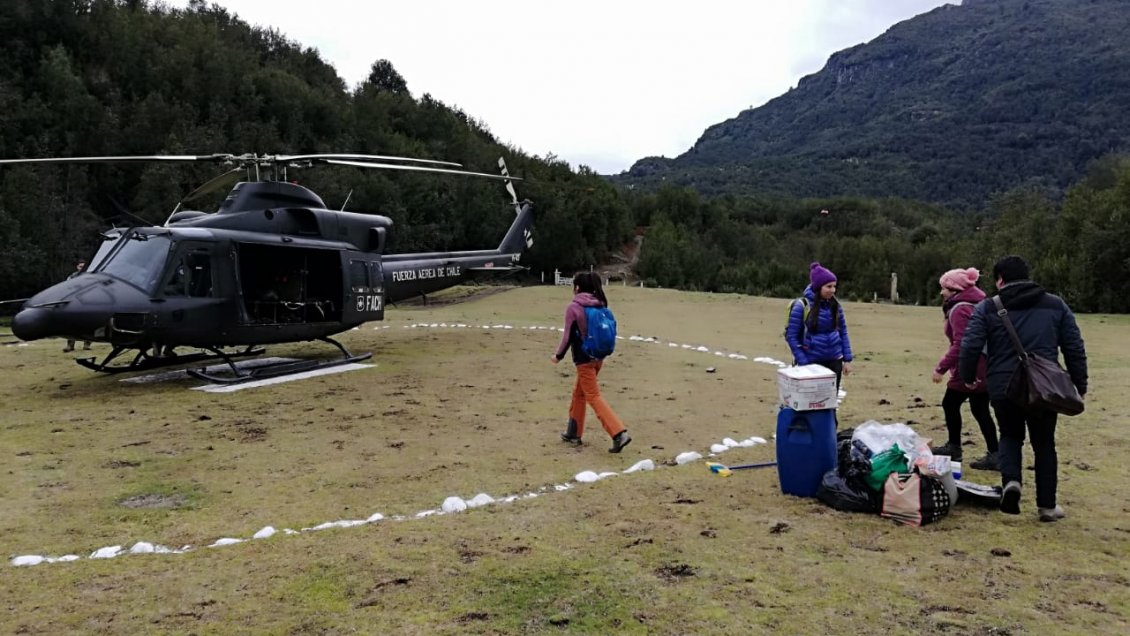 Operativo de la FACh llevó alimento para ganado hasta alta cordillera en Cochamó