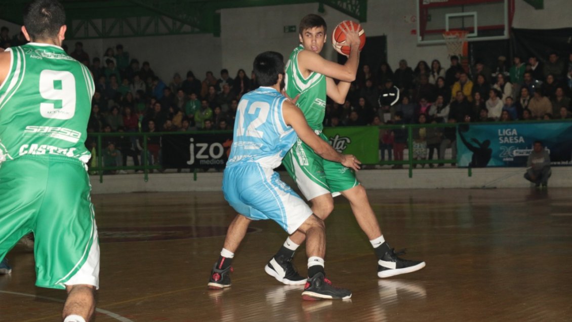 Jugadores de Deportes Castro cubren sus zapatillas con cinta adhesiva por falta de auspiciador
