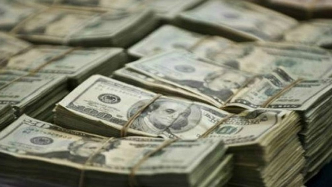 El banco le depositó por error un millón de dólares y ella lo devolvió