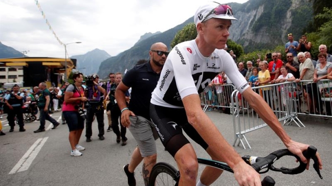 Froome se enojó con la organización del Tour luego de ser empujado por un aficionado