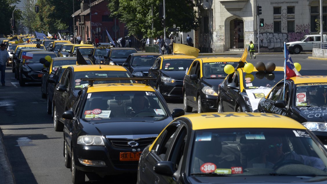 Taxistas molestos por Ley Uber: 