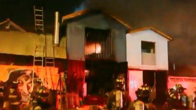 Incendio afectó a tres casas en Puente Alto