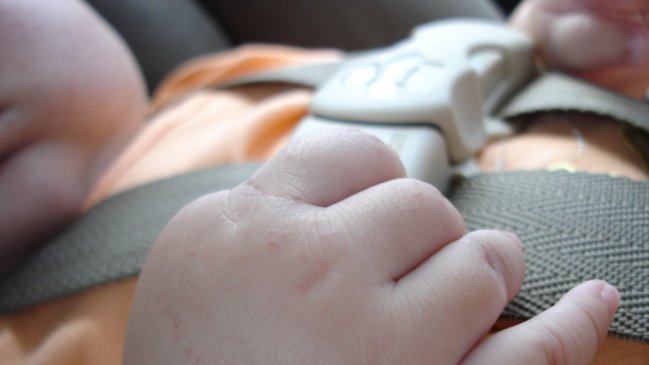 Italia obligará que familias tengan sillas de auto para niños con sensor 