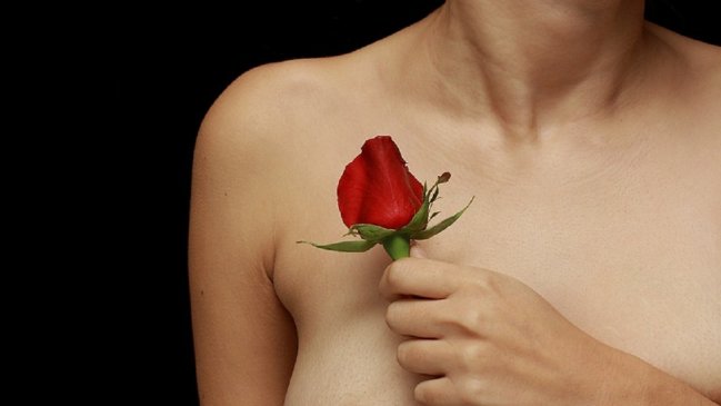 Médico denunció muerte de mujer con pecho putrefacto por tratar cáncer con terapia alternativa