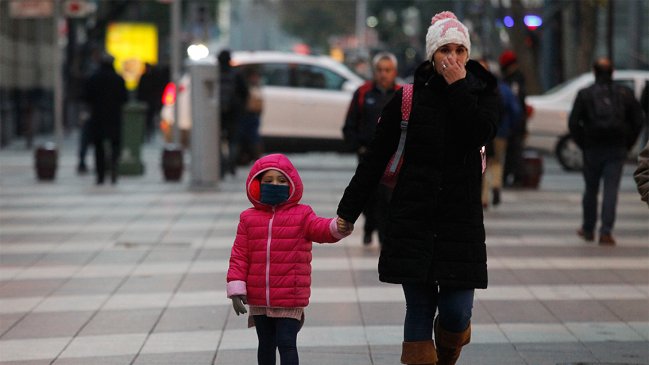 Aumentan enfermedades respiratorias en Santiago, pero estiman peak para post vacaciones de invierno
