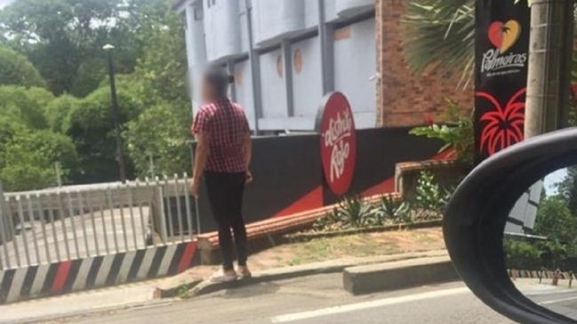 Mujer esperó afuera de un motel durante horas por su esposo infiel y se volvió viral