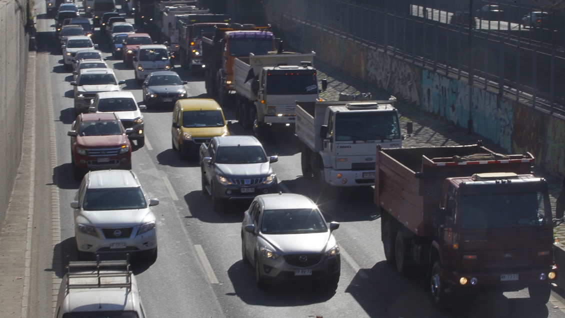 Caravana de camiones tolva protesta contra permisos de circulación especiales