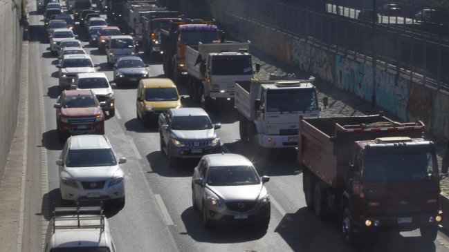 Caravana de camiones tolva protesta contra permisos de circulación especiales