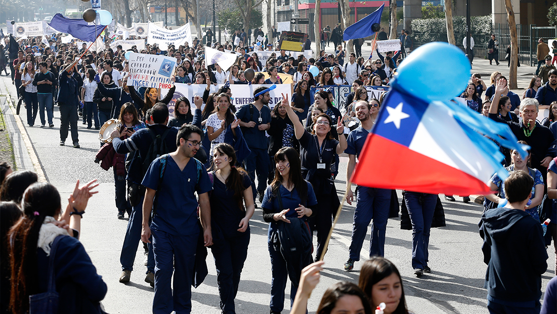 Enfermeros marchan en Santiago para exigir que se cumpla dictamen de Contraloría