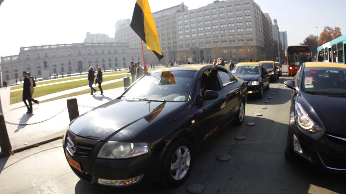 Taxistas realizarán paro en reclamo por la 