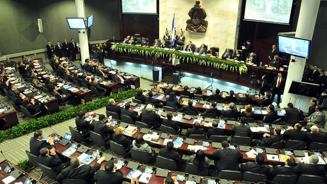 Honduras: Ordenan detener a 38 diputados y funcionarios por corrupción