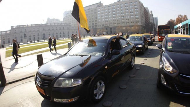 Taxistas realizarán paro en reclamo por la 