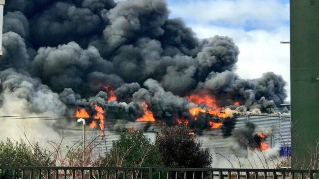 Incendio afecta a supermercado en Osorno