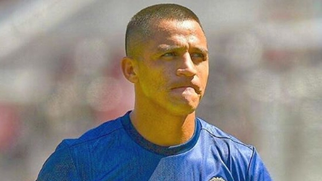 ¿Guiño a la U? Alexis compartió imagen con la camiseta azul de Manchester United