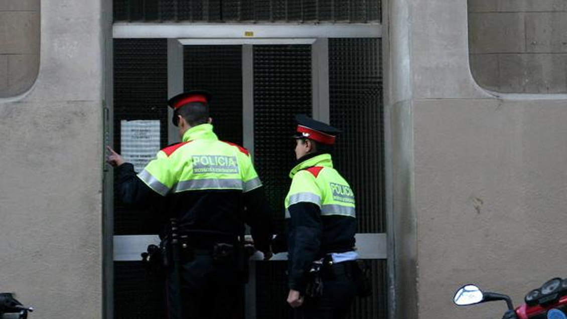 Un hombre murió y otro resultó herido al ser tiroteados dentro de automóvil en Barcelona