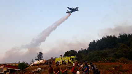 Ex director de Conaf: Ministro Walker no entiende el manejo de una institución de emergencia
