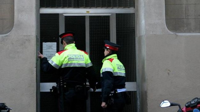 Un hombre murió y otro resultó herido al ser tiroteados dentro de automóvil en Barcelona