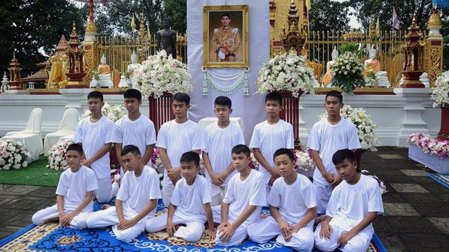 Los niños rescatados de la cueva en Tailandia comenzaron su ordenación como monjes budistas