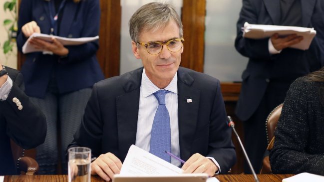 Ministro Valente aconsejó invertir fuera del país: No es sano tener los huevos en una sola canasta