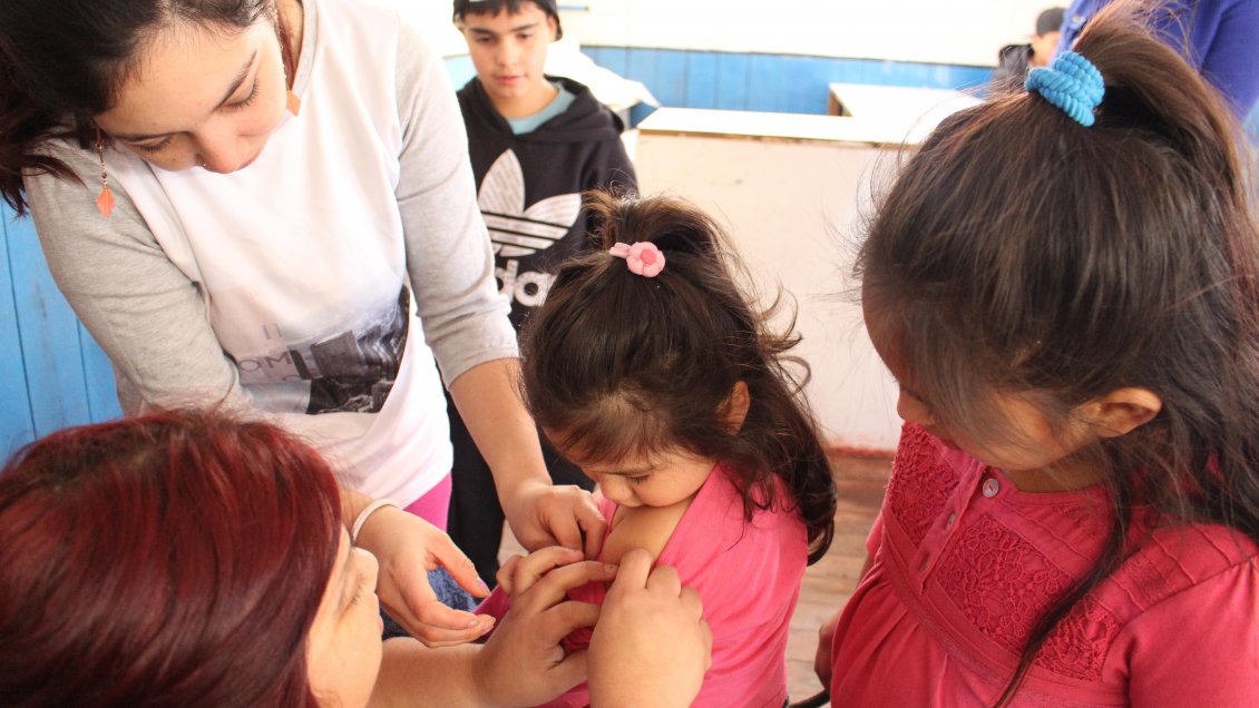 Habitantes de campamento Arturo Prat de Valdivia se vacunaron contra enfermedades de invierno