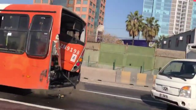 Bus del Transantiago y un camión chocaron en Quilicura