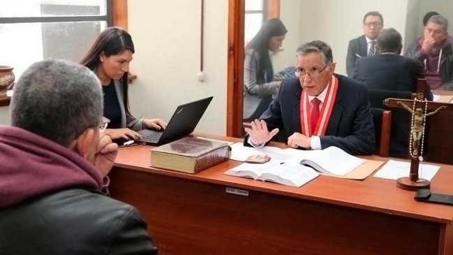Por supuestos sobornos: Renunció juez que llevaba caso de corrupción en Perú