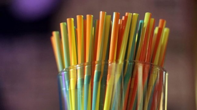 Ministerio del Medio Ambiente busca eliminar el uso de bombillas plásticas