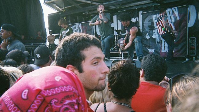 Rockero le escupió cerveza a una fan en la cara y le salvó la vida