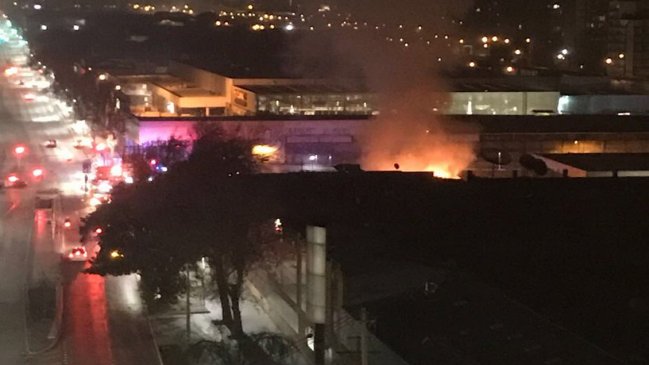 Incendio afectó caseta a pasos de la estación del Metro Ñuble