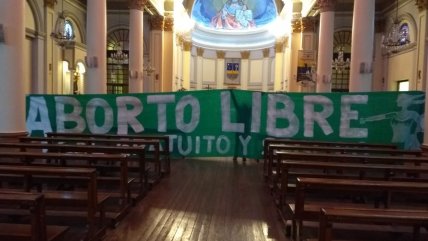   Punta Arenas: Agrupaciones feministas desplegaron lienzos a favor del aborto libre 
