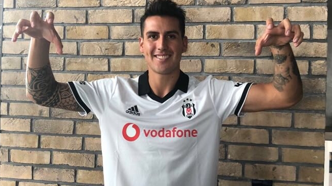 Besiktas hizo oficial el fichaje de Enzo Roco y Gary Medel le dio la bienvenida