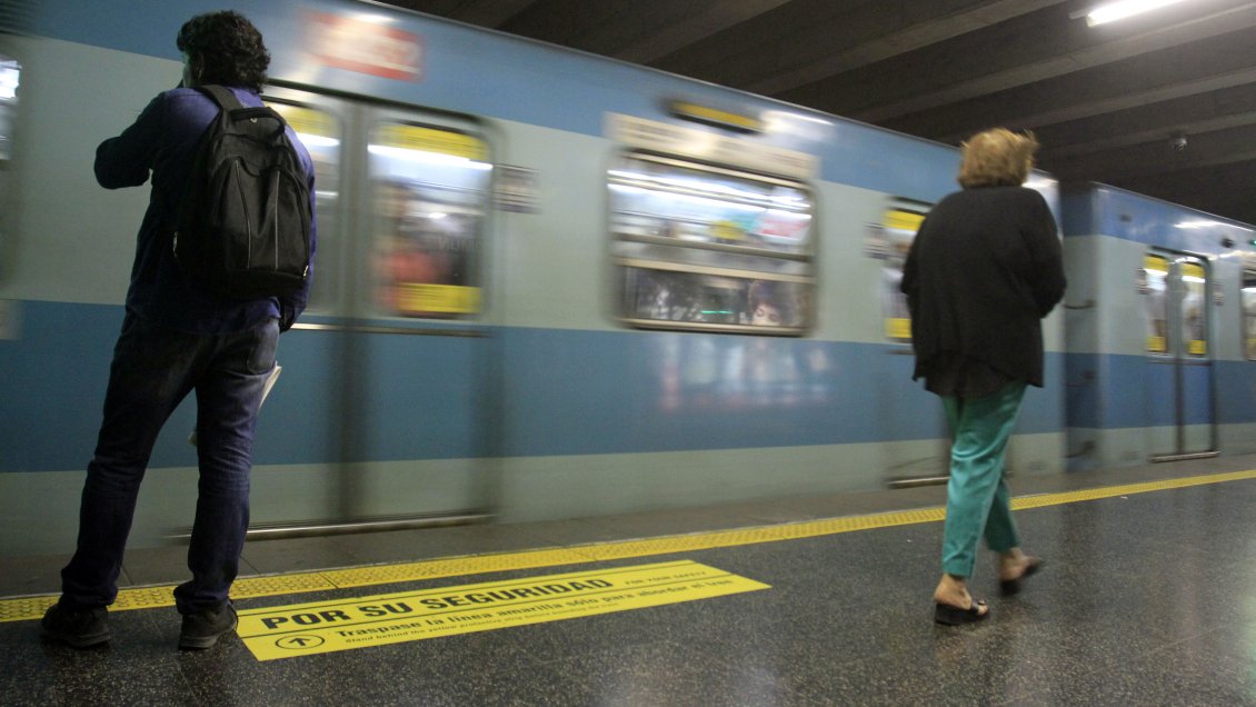 Metro de Santiago informó de problemas en la Línea 1