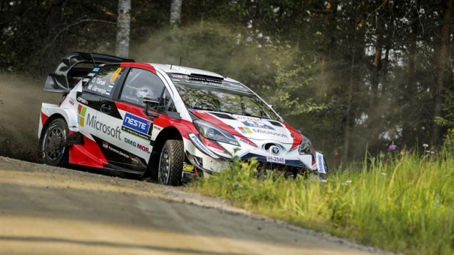 Neuville tuvo un percance y Tänak sigue liderando en Finlandia
