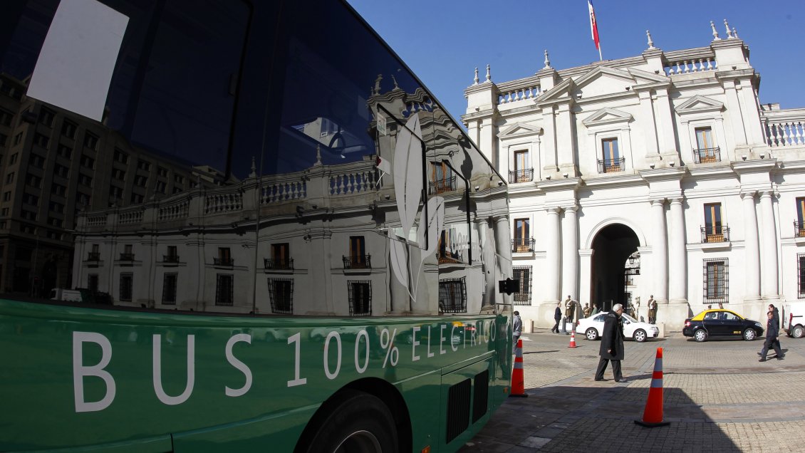 Nueva licitación del Transantiago exigirá piso mínimo de buses eléctricos
