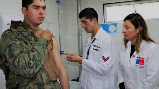 Vacunan a militares tras brote de paperas en regimiento de Aysén