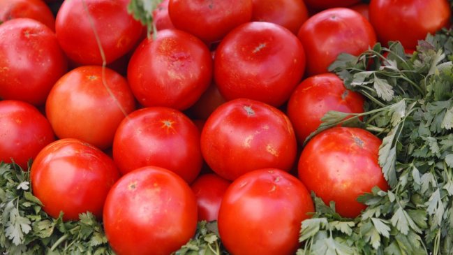La sorpresa que se llevaron clientes al abrir un tarro de tomates en conserva
